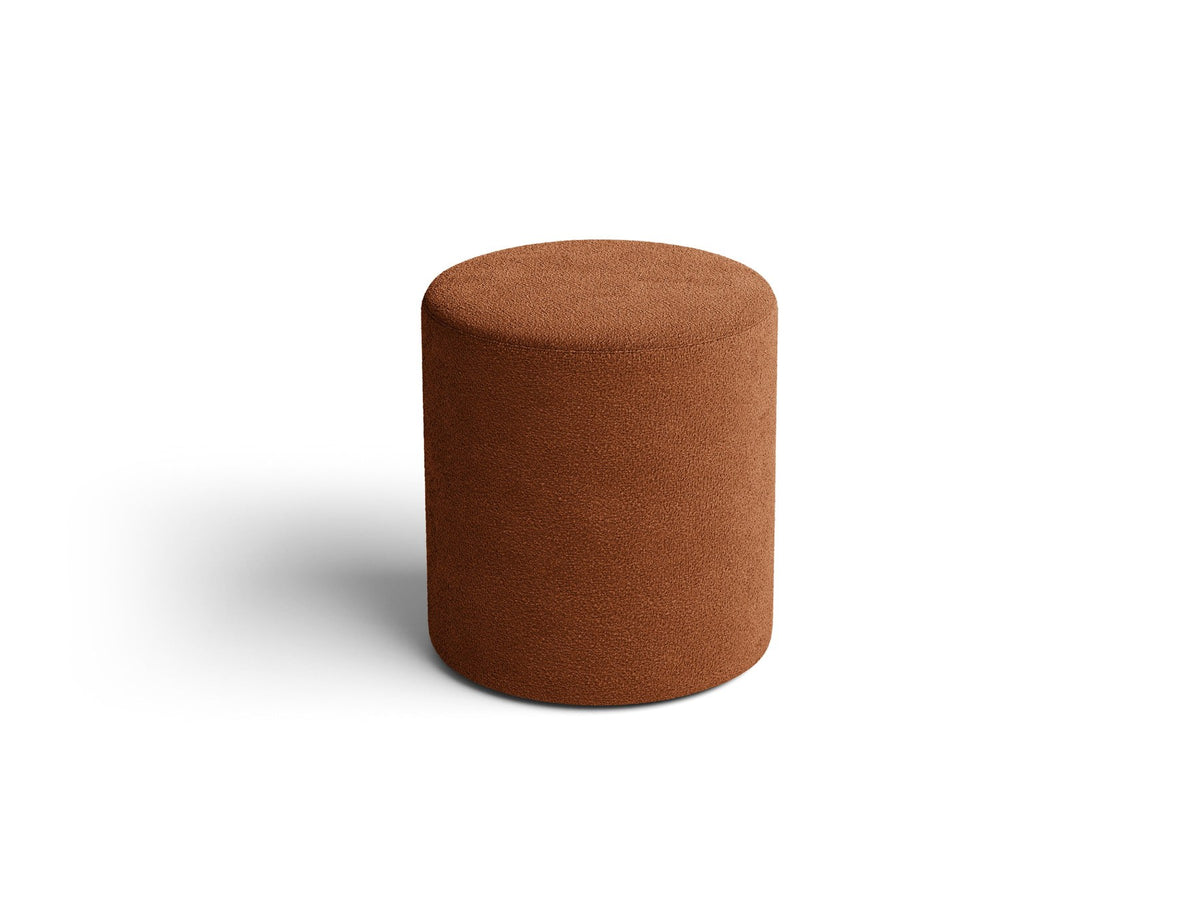 Pouf Dia von Micadoni mit strukturiertem Bouclé-Stoff, quadratischer Sitzfläche und kurzen Beinen aus Polypropylen.