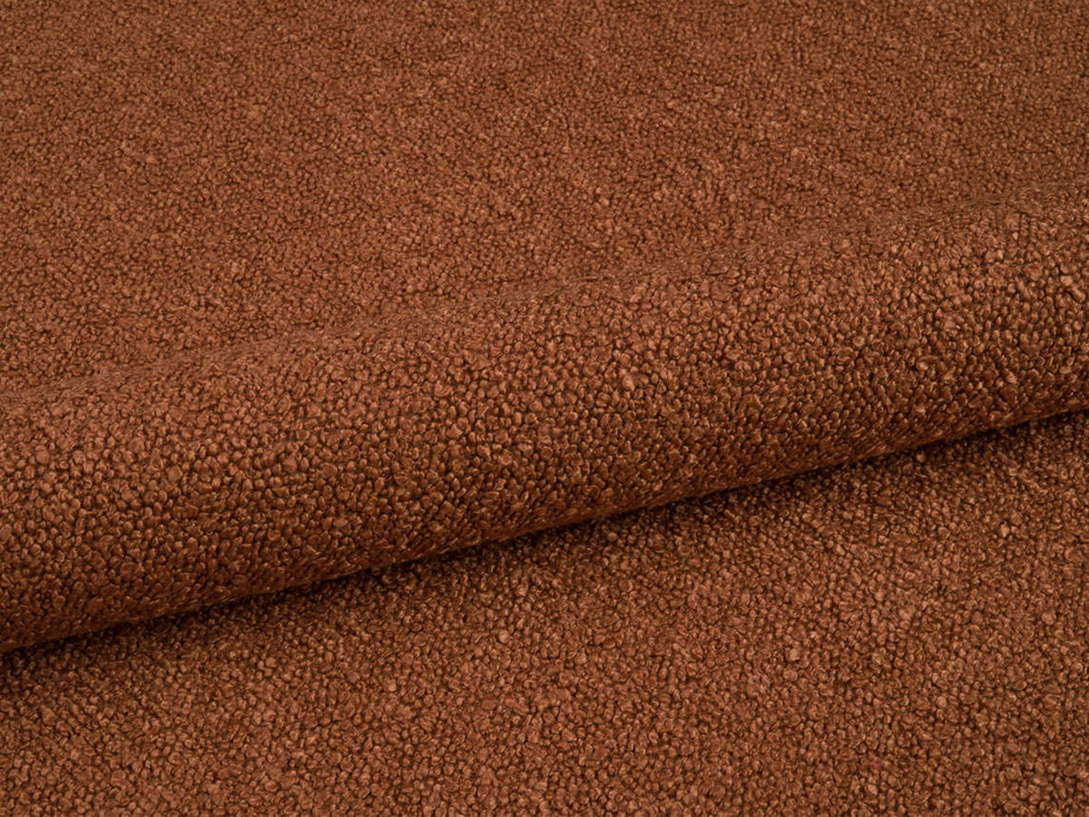 Pouf Dia von Micadoni mit strukturiertem Bouclé-Stoff, quadratischer Sitzfläche und kurzen Beinen aus Polypropylen.