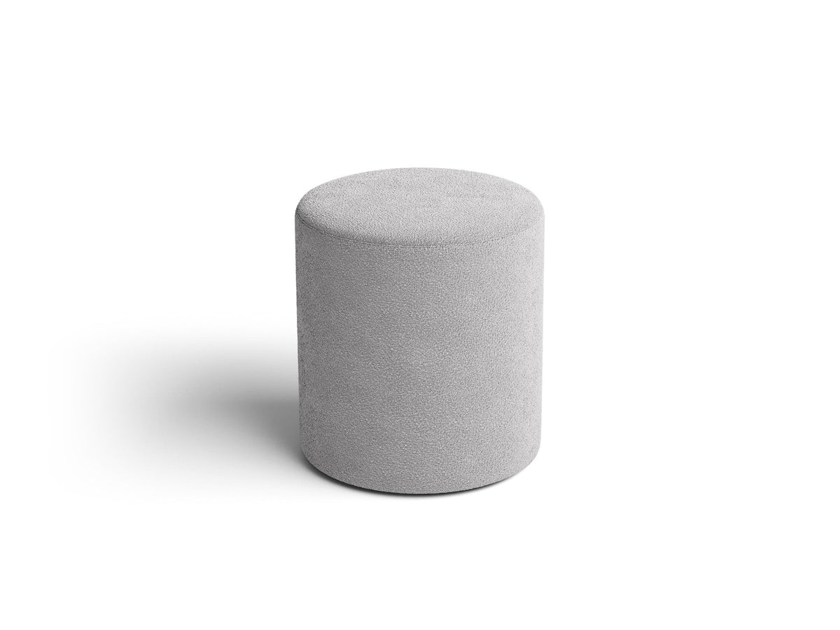 Pouf Dia von Micadoni mit strukturiertem Bouclé-Stoff, quadratischer Sitzfläche und kurzen Beinen aus Polypropylen.