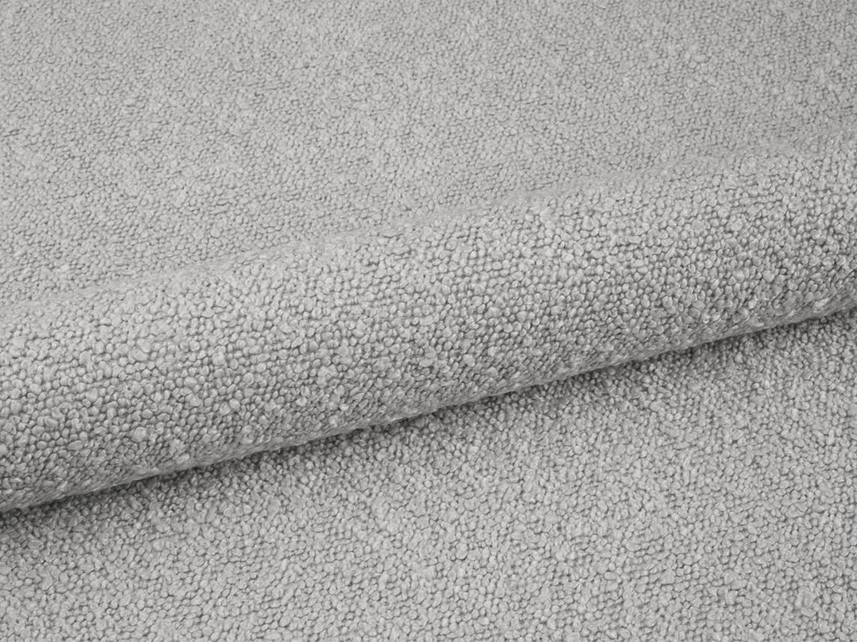 Pouf Dia von Micadoni mit strukturiertem Bouclé-Stoff, quadratischer Sitzfläche und kurzen Beinen aus Polypropylen.