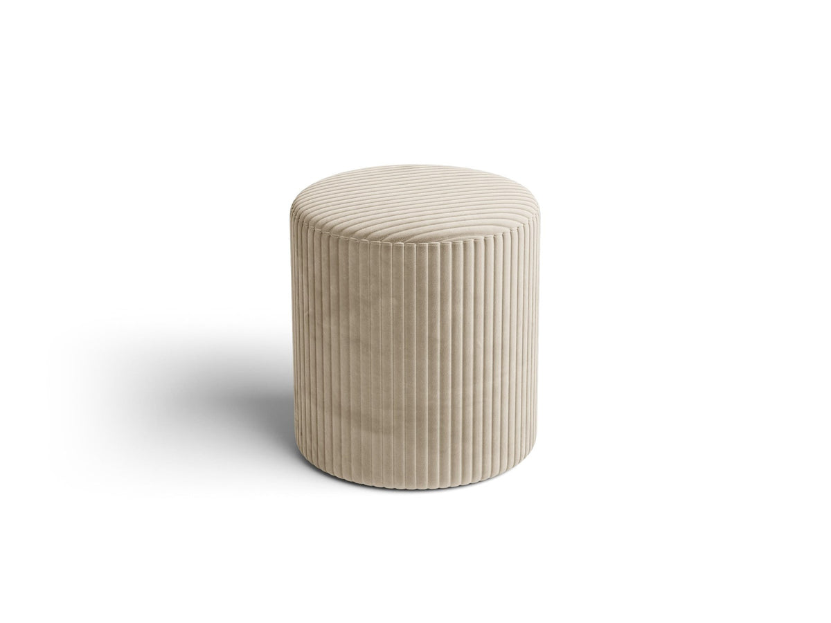 Pouf Dia von Micadoni mit strukturiertem Bouclé-Stoff, quadratischer Sitzfläche und kurzen Beinen aus Polypropylen.
