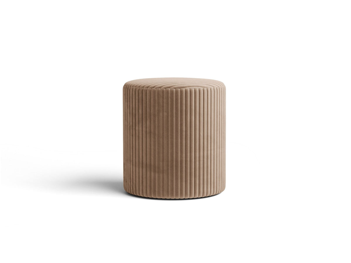 Pouf Dia von Micadoni mit strukturiertem Bouclé-Stoff, quadratischer Sitzfläche und kurzen Beinen aus Polypropylen.