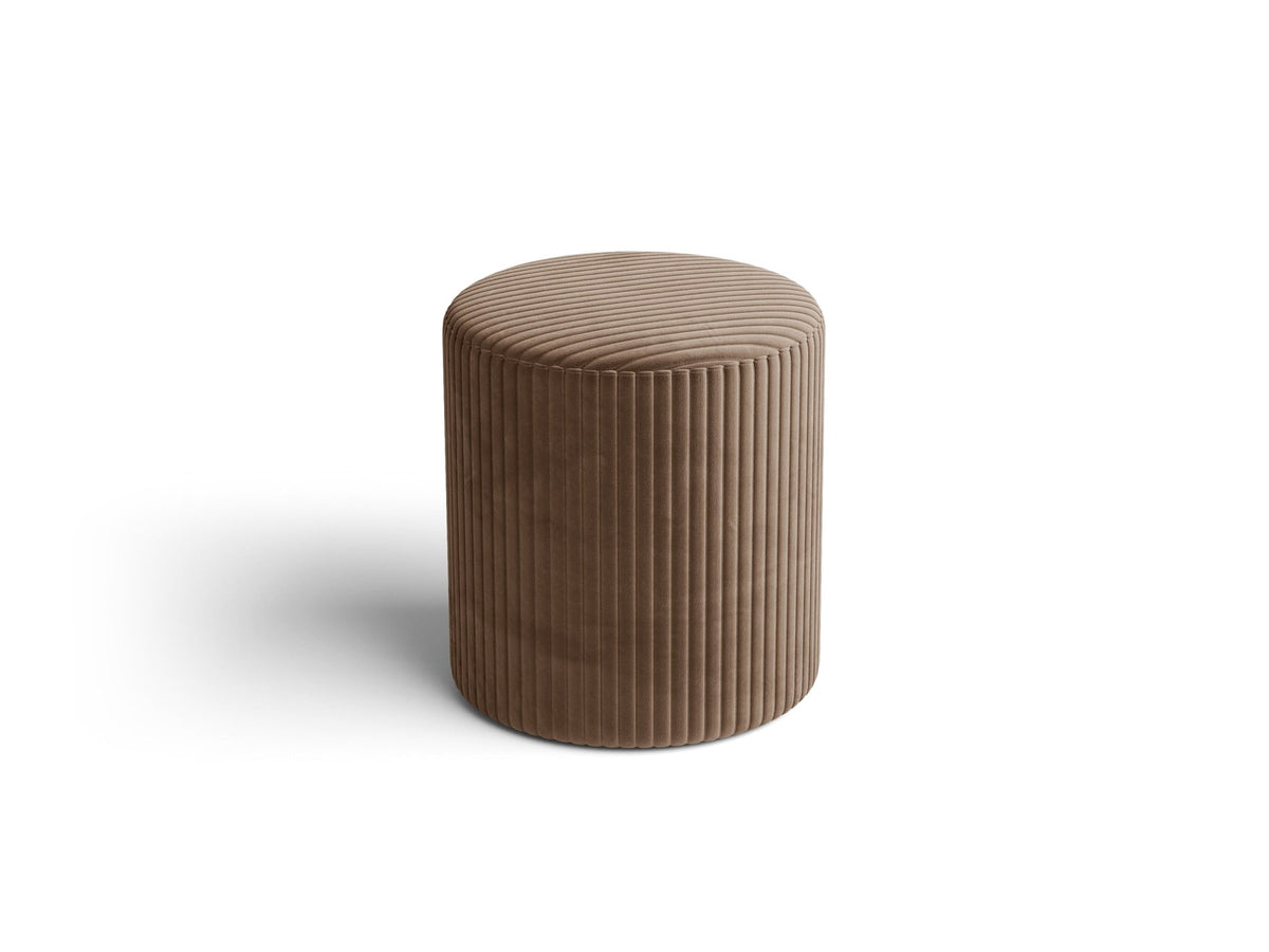 Pouf Dia von Micadoni mit strukturiertem Bouclé-Stoff, quadratischer Sitzfläche und kurzen Beinen aus Polypropylen.