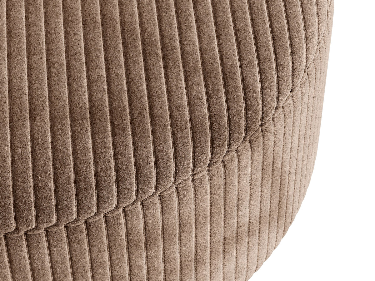 Pouf Dia von Micadoni mit strukturiertem Bouclé-Stoff, quadratischer Sitzfläche und kurzen Beinen aus Polypropylen.
