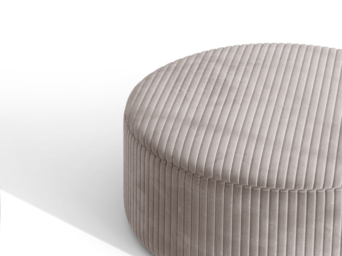 Pouf Dia von Micadoni mit strukturiertem Bouclé-Stoff, quadratischer Sitzfläche und kurzen Beinen aus Polypropylen.