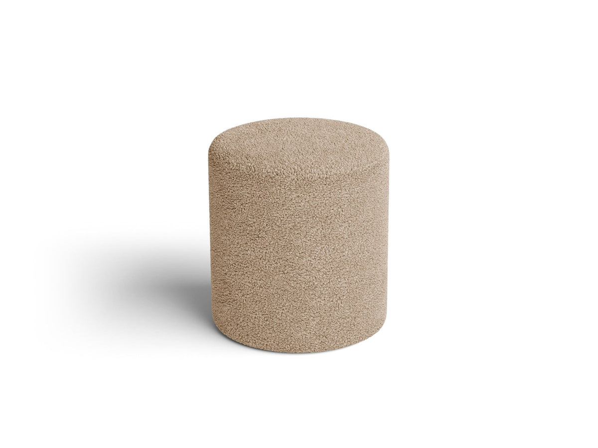 Pouf Dia von Micadoni mit strukturiertem Bouclé-Stoff, quadratischer Sitzfläche und kurzen Beinen aus Polypropylen.