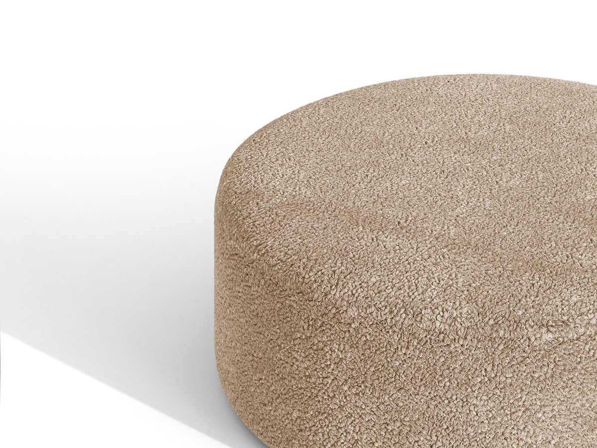 Pouf Dia von Micadoni mit strukturiertem Bouclé-Stoff, quadratischer Sitzfläche und kurzen Beinen aus Polypropylen.