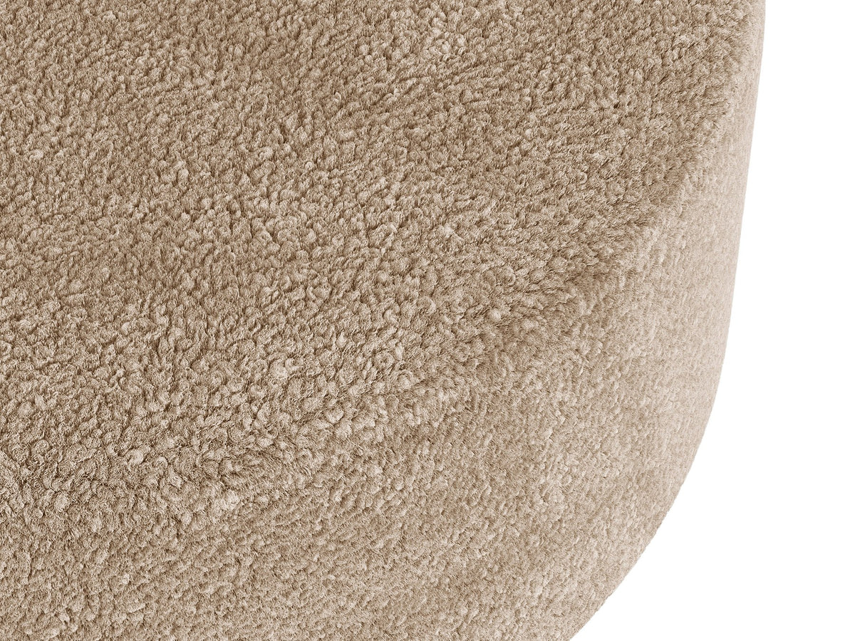 Pouf Dia von Micadoni mit strukturiertem Bouclé-Stoff, quadratischer Sitzfläche und kurzen Beinen aus Polypropylen.