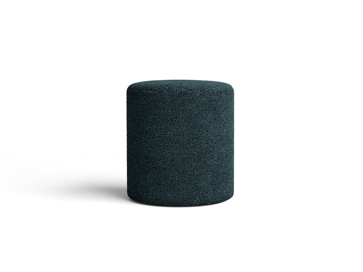 Pouf Dia von Micadoni mit strukturiertem Bouclé-Stoff, quadratischer Sitzfläche und kurzen Beinen aus Polypropylen.
