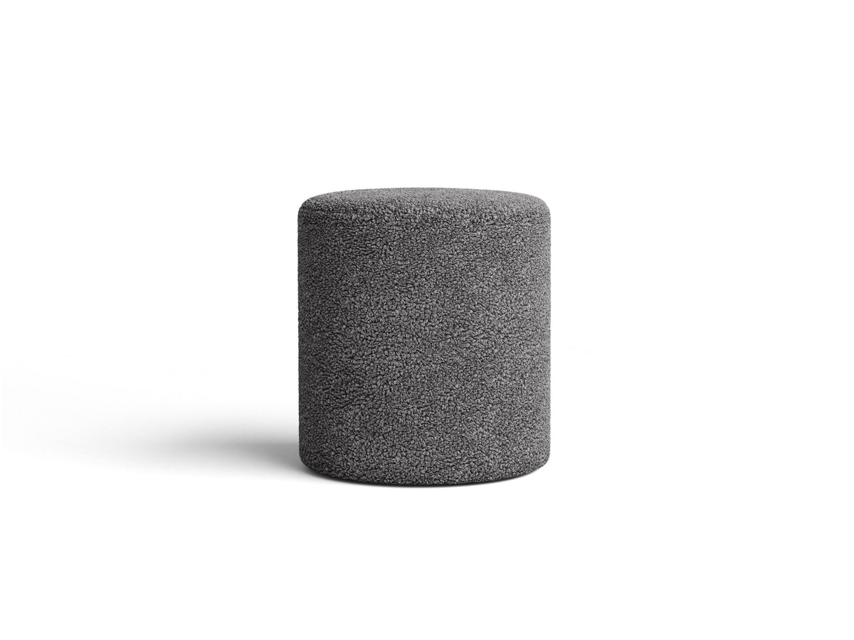 Pouf Dia von Micadoni mit strukturiertem Bouclé-Stoff, quadratischer Sitzfläche und kurzen Beinen aus Polypropylen.