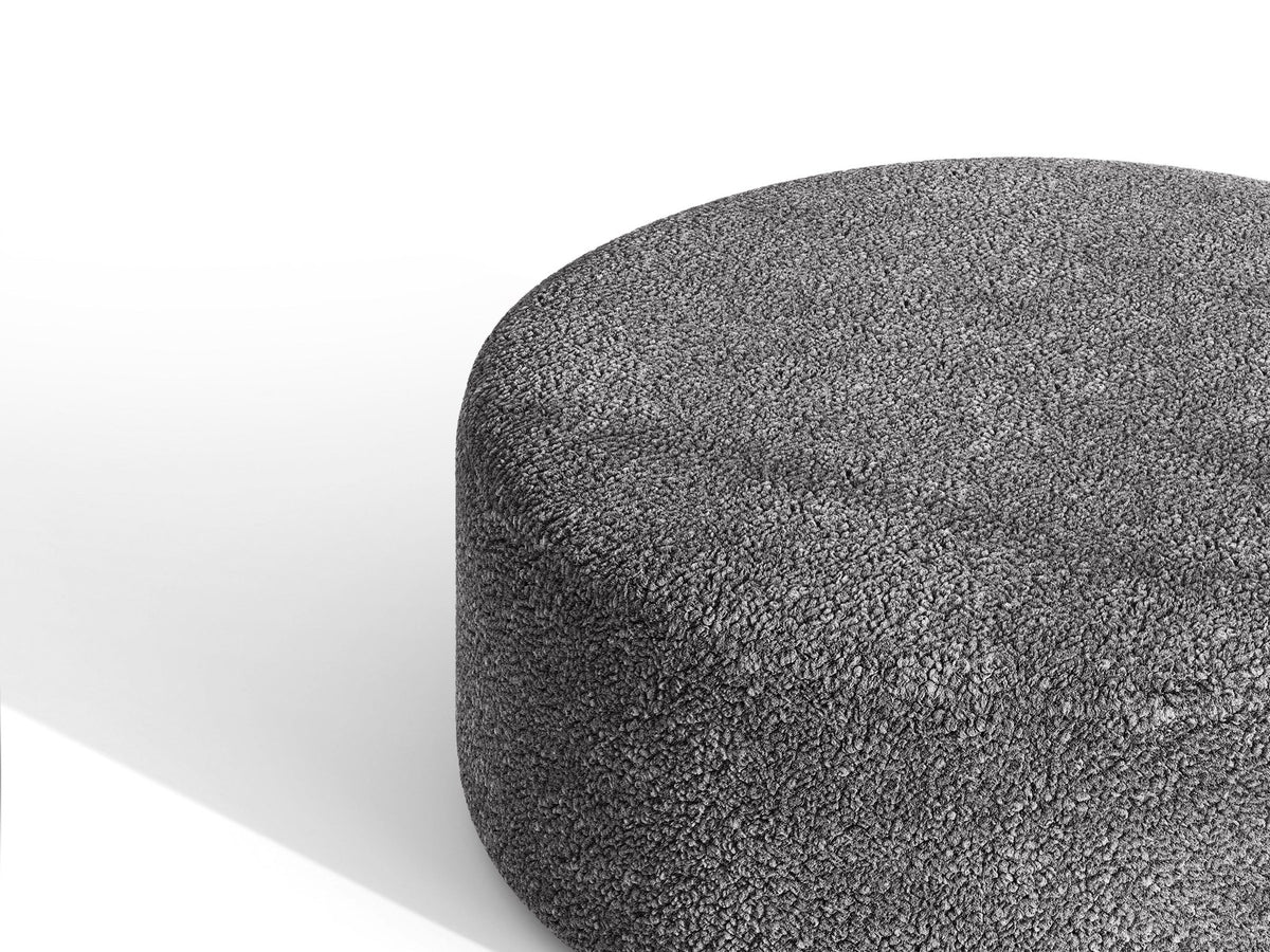 Pouf Dia von Micadoni mit strukturiertem Bouclé-Stoff, quadratischer Sitzfläche und kurzen Beinen aus Polypropylen.