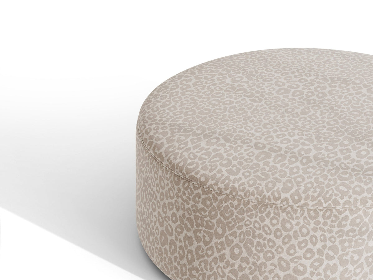 Pouf Dia von Micadoni mit strukturiertem Bouclé-Stoff, quadratischer Sitzfläche und kurzen Beinen aus Polypropylen.