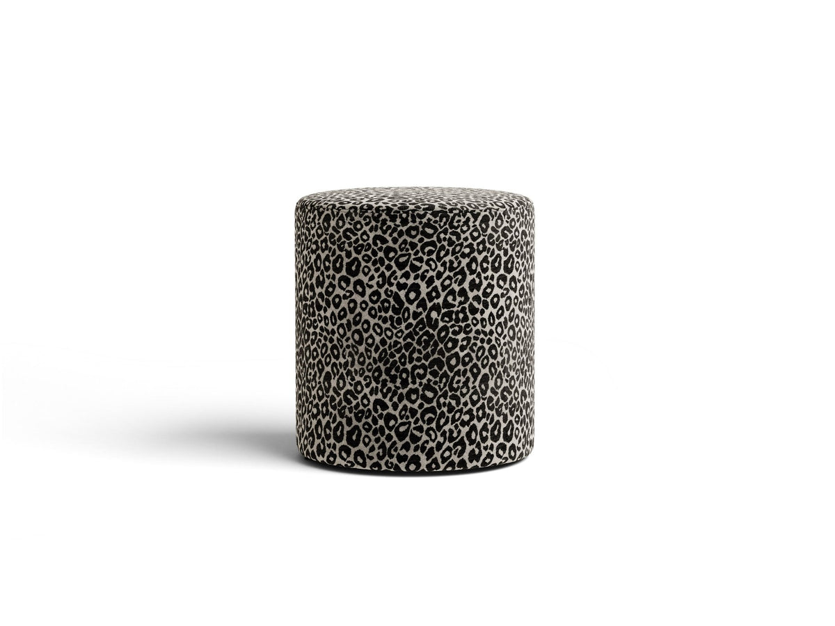 Pouf Dia von Micadoni mit strukturiertem Bouclé-Stoff, quadratischer Sitzfläche und kurzen Beinen aus Polypropylen.