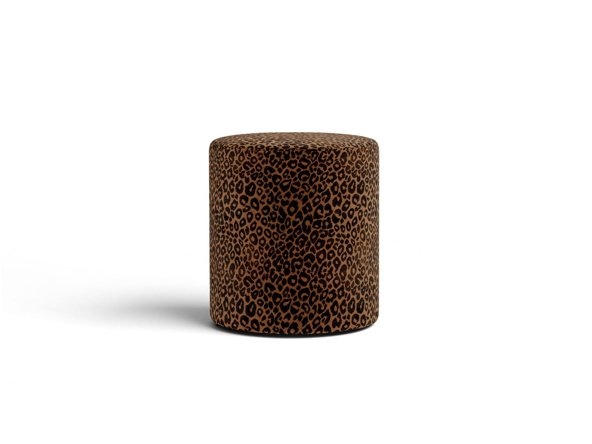 Pouf Dia von Micadoni mit strukturiertem Bouclé-Stoff, quadratischer Sitzfläche und kurzen Beinen aus Polypropylen.