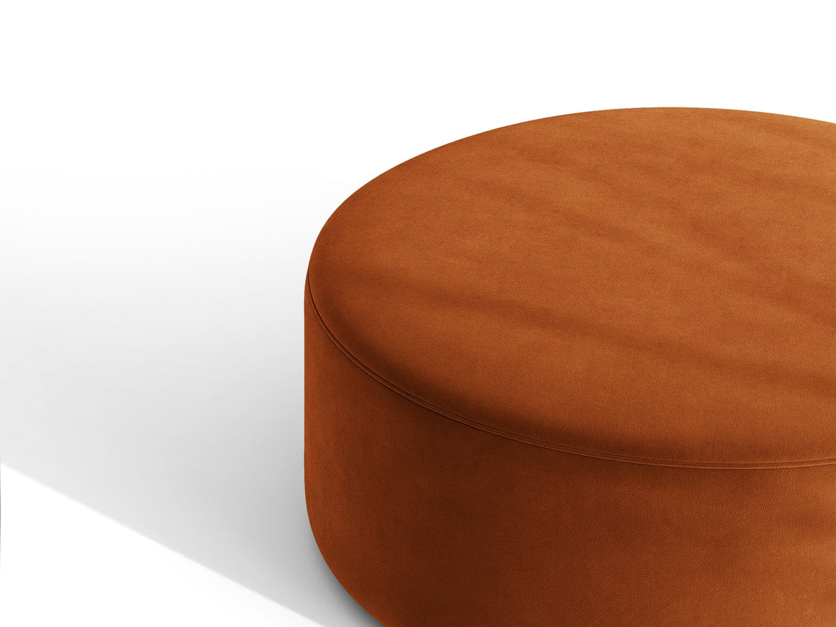 Pouf Dia von Micadoni mit strukturiertem Bouclé-Stoff, quadratischer Sitzfläche und kurzen Beinen aus Polypropylen.