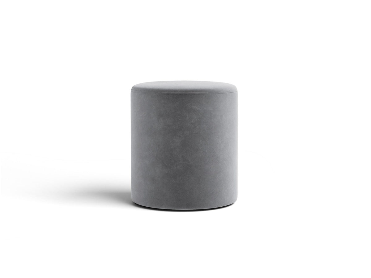 Pouf Dia von Micadoni mit strukturiertem Bouclé-Stoff, quadratischer Sitzfläche und kurzen Beinen aus Polypropylen.