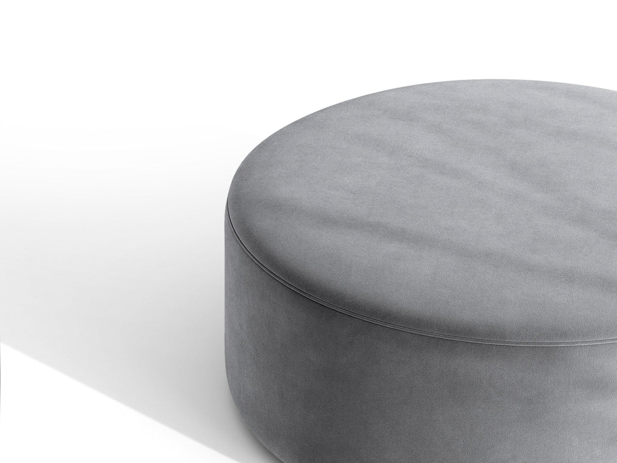 Pouf Dia von Micadoni mit strukturiertem Bouclé-Stoff, quadratischer Sitzfläche und kurzen Beinen aus Polypropylen.