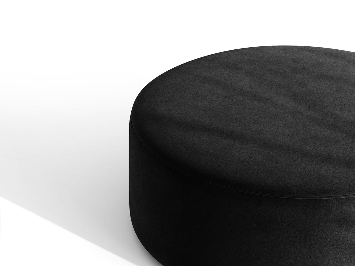 Pouf Dia von Micadoni mit strukturiertem Bouclé-Stoff, quadratischer Sitzfläche und kurzen Beinen aus Polypropylen.