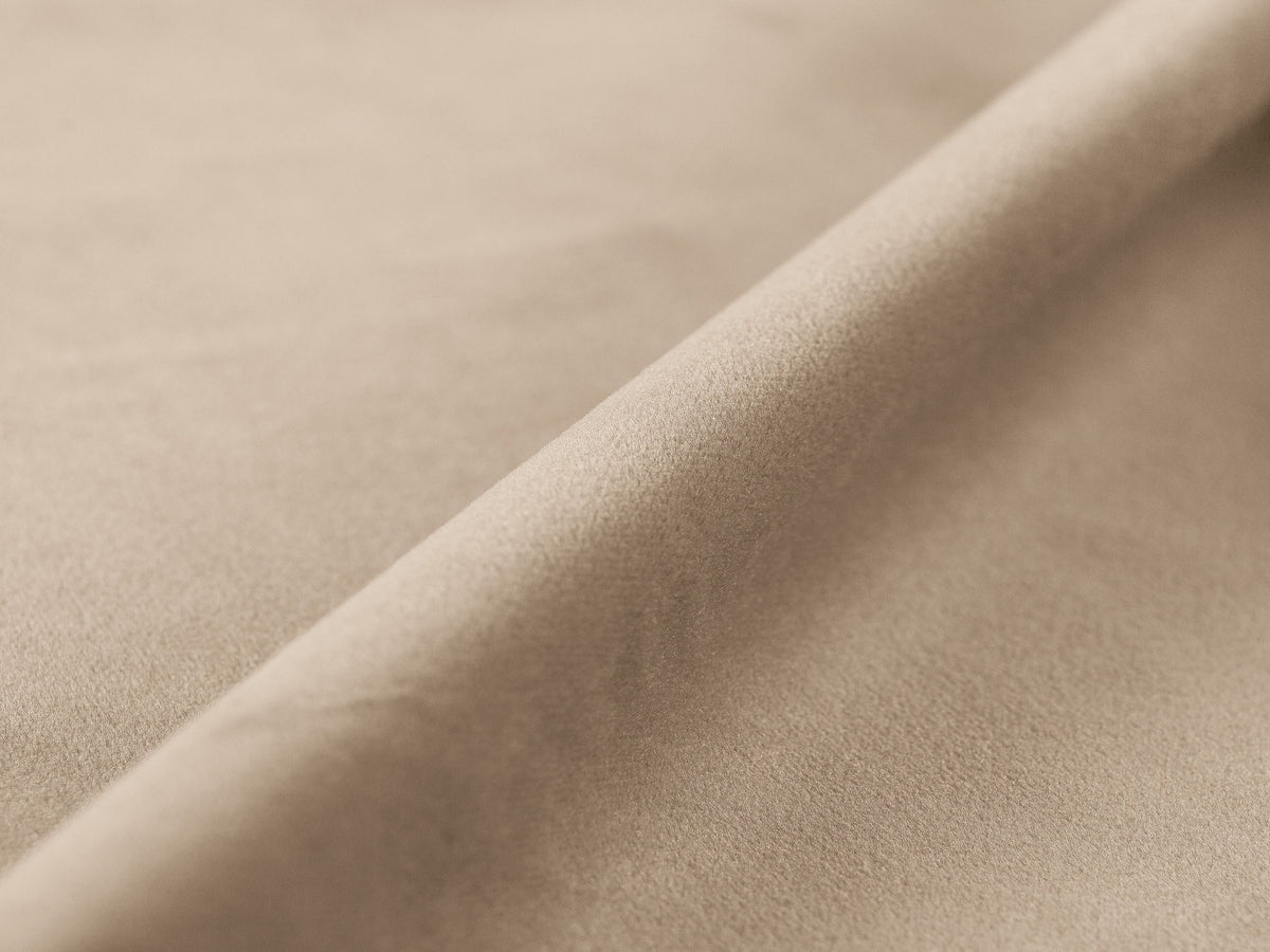 Armloses Sofamodul Lupine von Micadoni in leichtem Beige mit Samtbezug Venus, schwarzen Kunststoffbeinen und gepolsterter Rückenlehne.