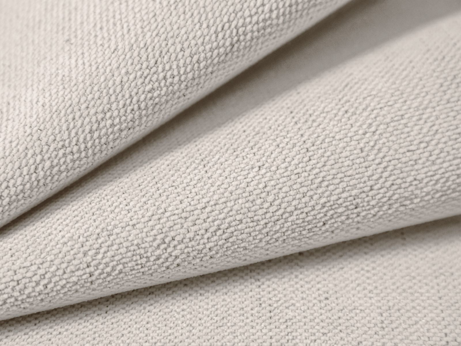 Elegantes 3-Sitzer Ecksofa Victor in sanftem Beige, ideal für gemütliche Stunden, bietet praktische Schlaffunktion und cleveren Stauraum.