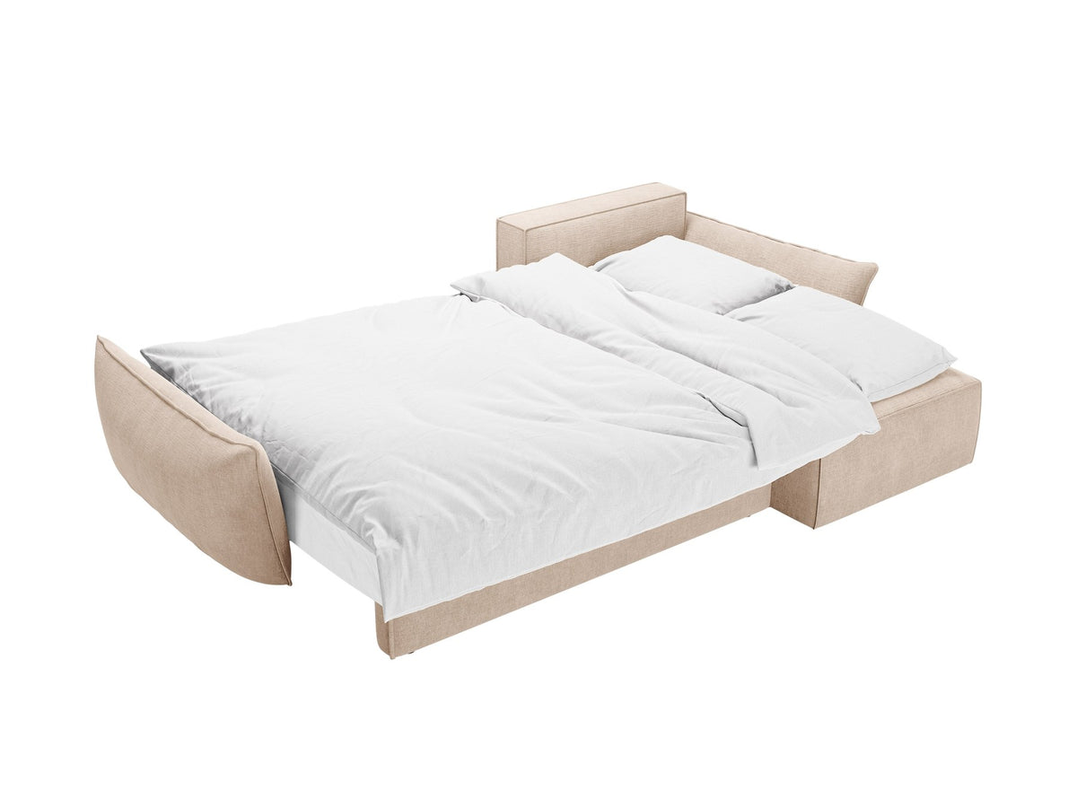 Beige Ecksofa Kaelle von Micadoni mit Chenille-Bezug, schwarzen Kunststoffbeinen und sichtbarem Bettkasten, rechts ausgerichtetes Bettsofa im Wohnraum.