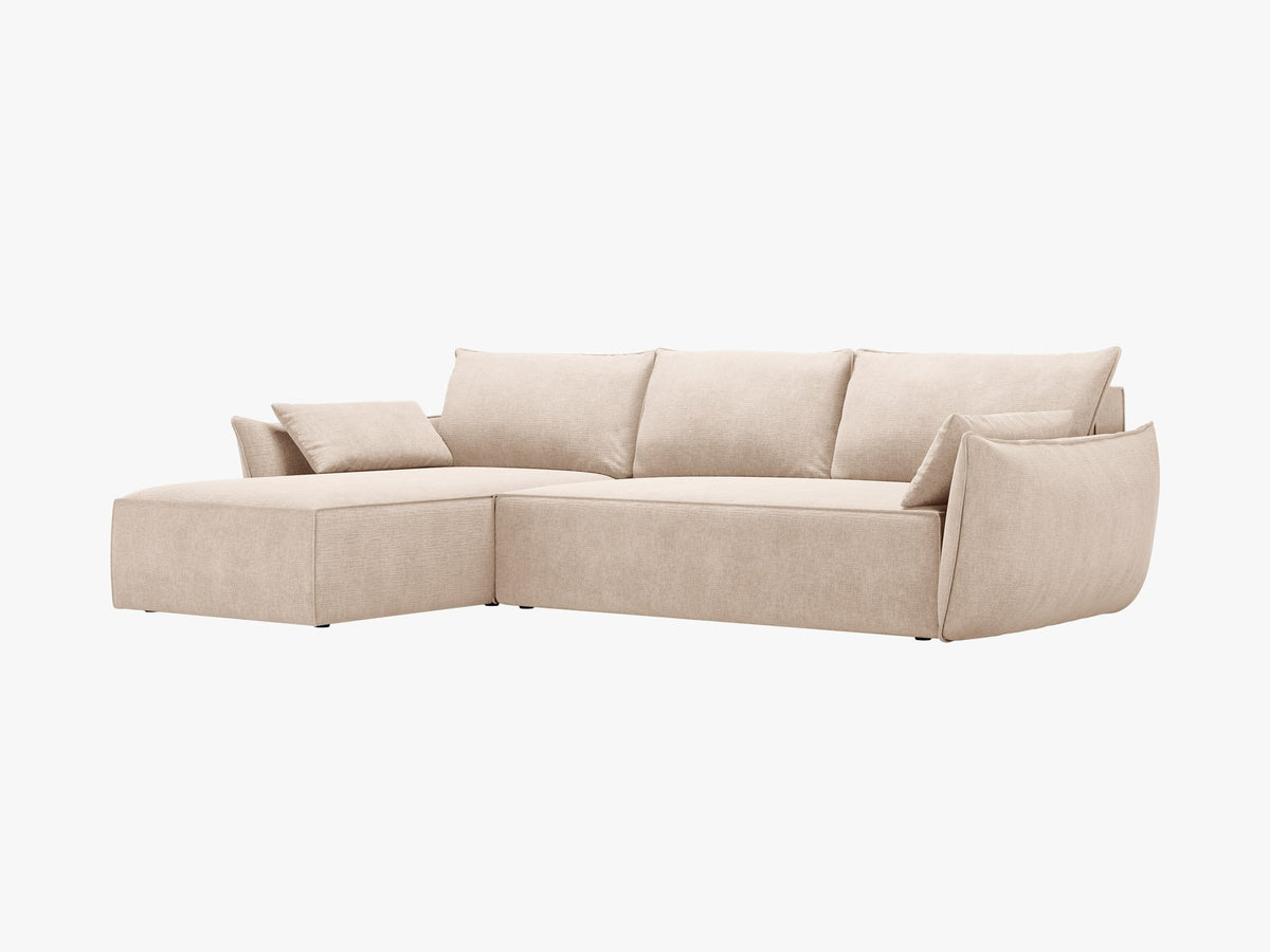 Beige Ecksofa Kaelle von Micadoni mit Chenille-Bezug, schwarzen Kunststoffbeinen und sichtbarem Bettkasten, rechts ausgerichtetes Bettsofa im Wohnraum.