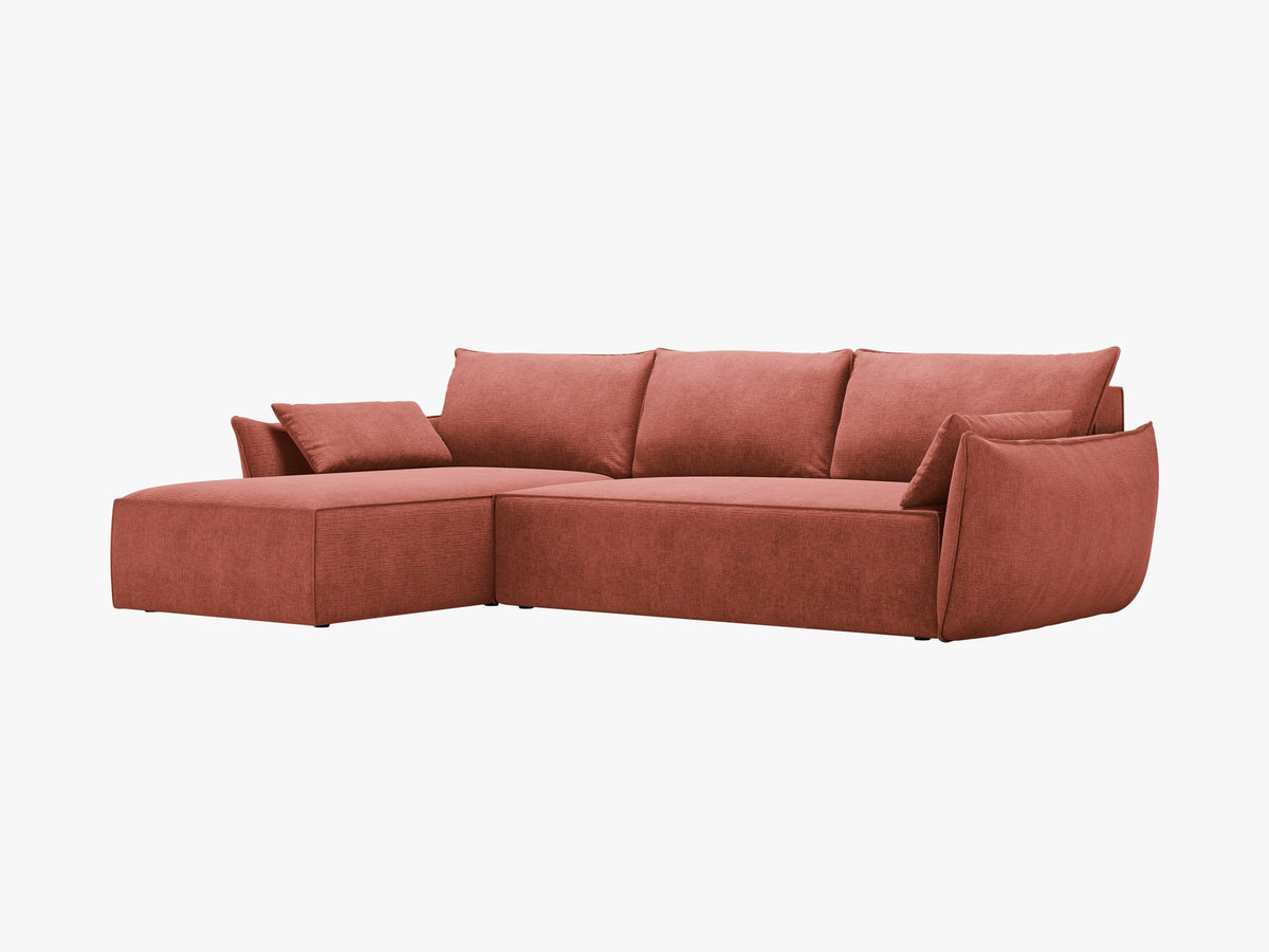 Beige Ecksofa Kaelle von Micadoni mit Chenille-Bezug, schwarzen Kunststoffbeinen und sichtbarem Bettkasten, rechts ausgerichtetes Bettsofa im Wohnraum.