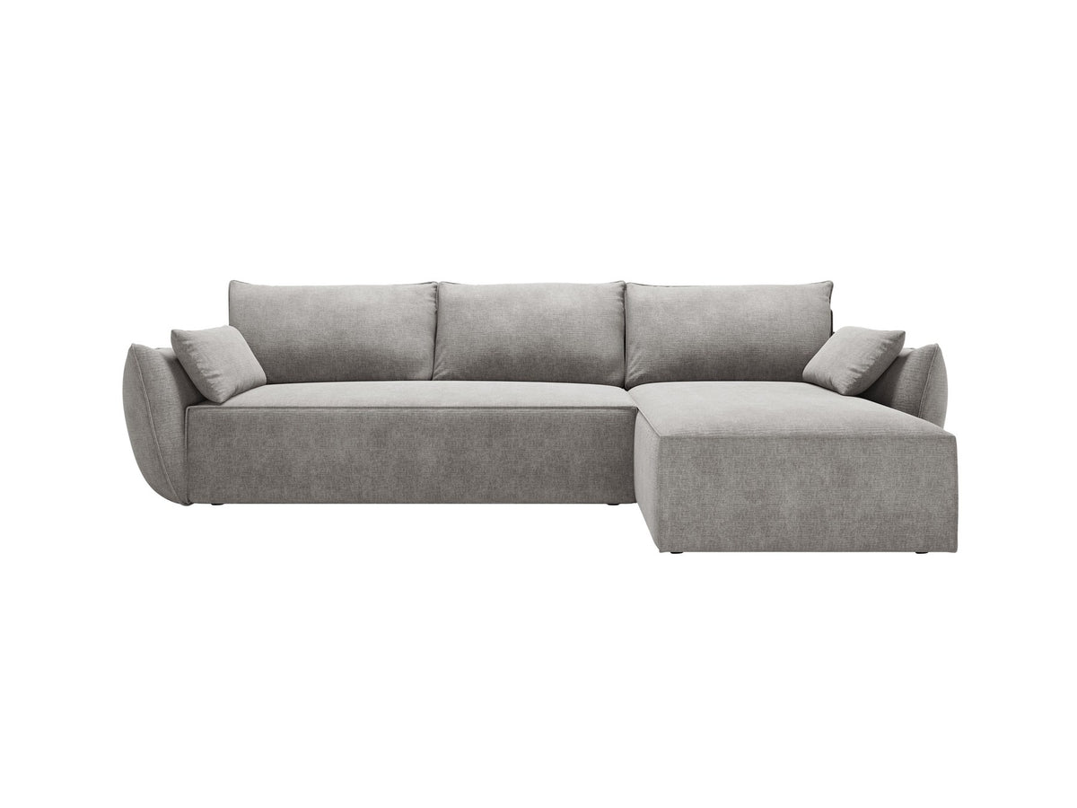 Beige Ecksofa Kaelle von Micadoni mit Chenille-Bezug, schwarzen Kunststoffbeinen und sichtbarem Bettkasten, rechts ausgerichtetes Bettsofa im Wohnraum.
