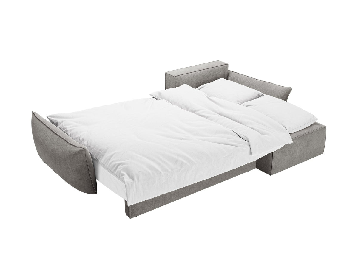 Beige Ecksofa Kaelle von Micadoni mit Chenille-Bezug, schwarzen Kunststoffbeinen und sichtbarem Bettkasten, rechts ausgerichtetes Bettsofa im Wohnraum.