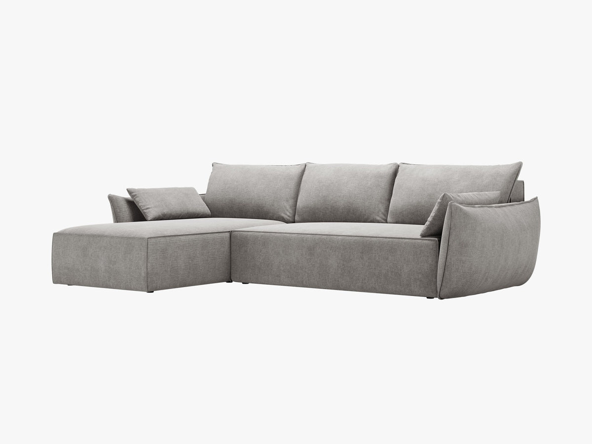 Beige Ecksofa Kaelle von Micadoni mit Chenille-Bezug, schwarzen Kunststoffbeinen und sichtbarem Bettkasten, rechts ausgerichtetes Bettsofa im Wohnraum.