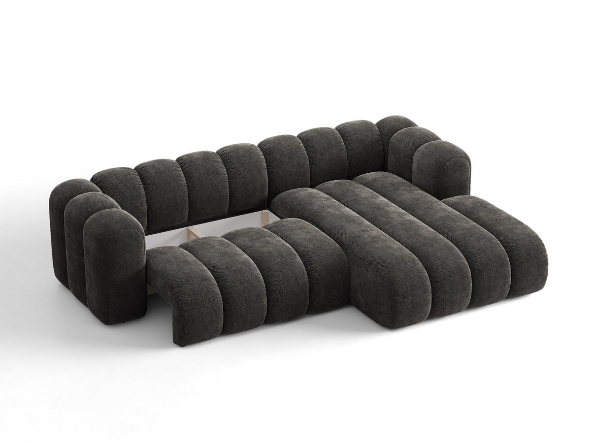Beiges Ecksofa Lupine von Micadoni mit rechter Ausrichtung, Stoffbezug Eden Pearl, schwarzen Kunststoffbeinen und integriertem Bettkasten.