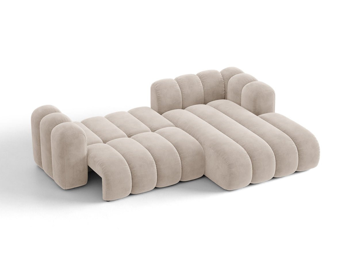 Beiges Ecksofa Lupine von Micadoni mit rechter Ausrichtung, Stoffbezug Eden Pearl, schwarzen Kunststoffbeinen und integriertem Bettkasten.