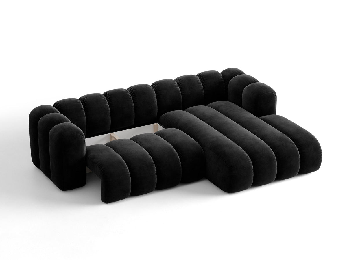 Beiges Ecksofa Lupine von Micadoni mit rechter Ausrichtung, Stoffbezug Eden Pearl, schwarzen Kunststoffbeinen und integriertem Bettkasten.