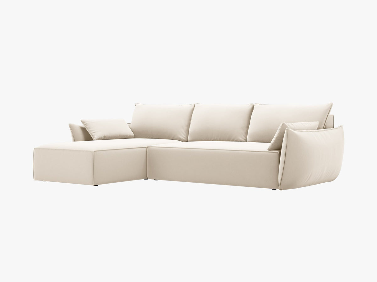 Beige Ecksofa Kaelle von Micadoni mit Chenille-Bezug, schwarzen Kunststoffbeinen und sichtbarem Bettkasten, rechts ausgerichtetes Bettsofa im Wohnraum.