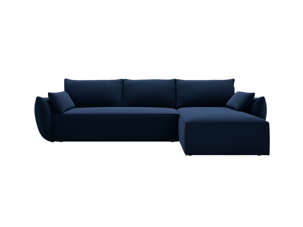 Beige Ecksofa Kaelle von Micadoni mit Chenille-Bezug, schwarzen Kunststoffbeinen und sichtbarem Bettkasten, rechts ausgerichtetes Bettsofa im Wohnraum.