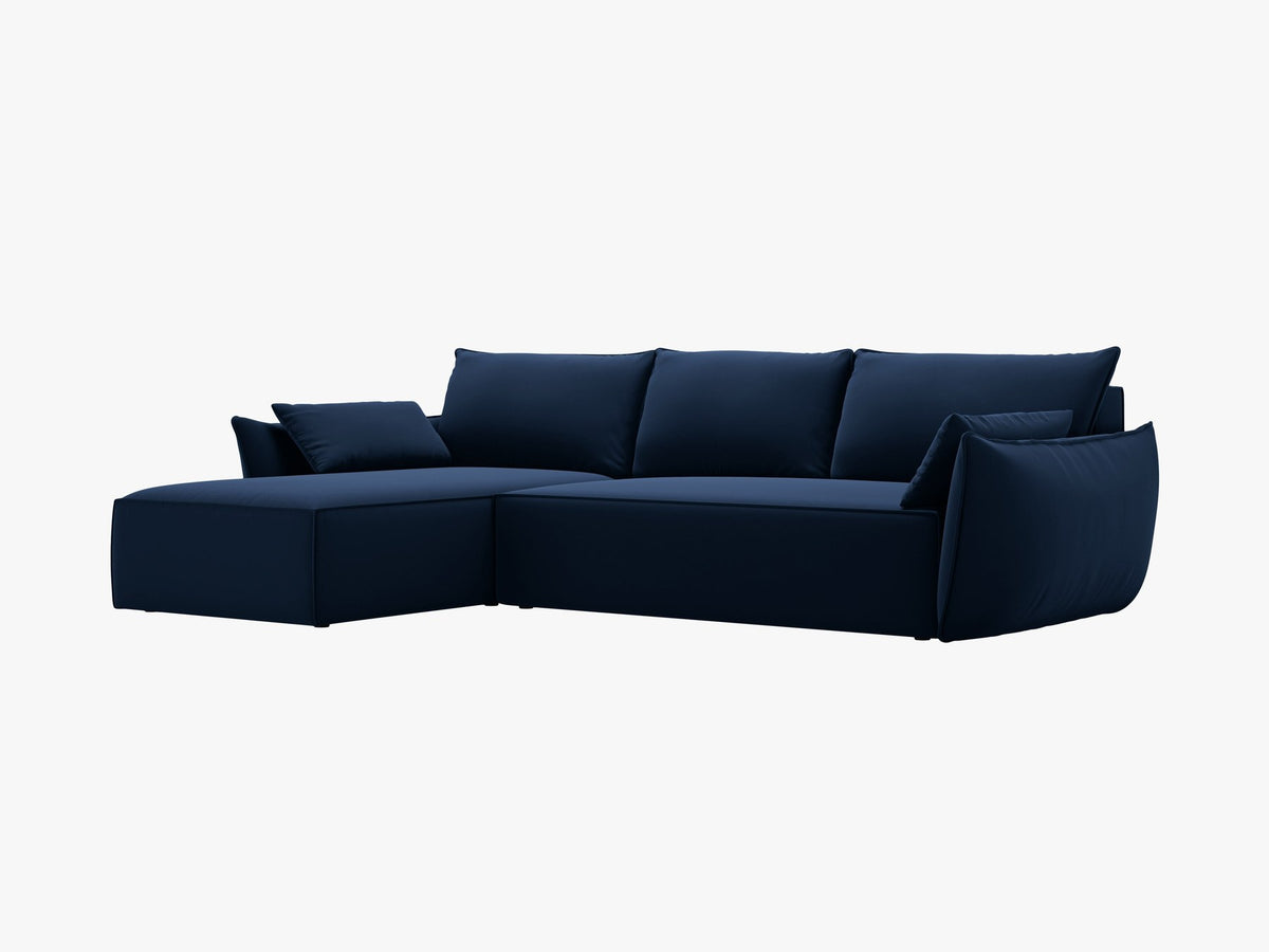 Beige Ecksofa Kaelle von Micadoni mit Chenille-Bezug, schwarzen Kunststoffbeinen und sichtbarem Bettkasten, rechts ausgerichtetes Bettsofa im Wohnraum.