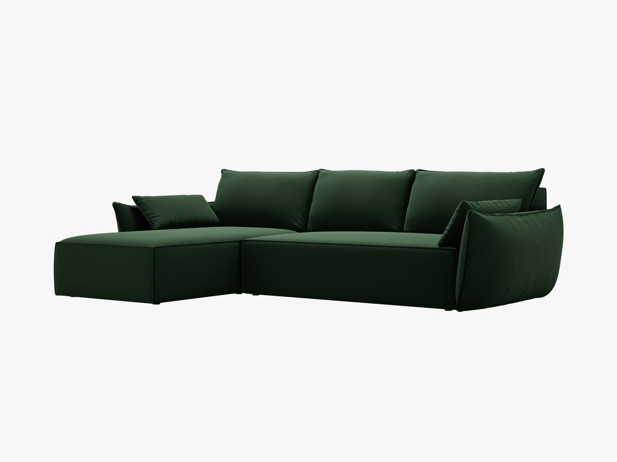 Beige Ecksofa Kaelle von Micadoni mit Chenille-Bezug, schwarzen Kunststoffbeinen und sichtbarem Bettkasten, rechts ausgerichtetes Bettsofa im Wohnraum.