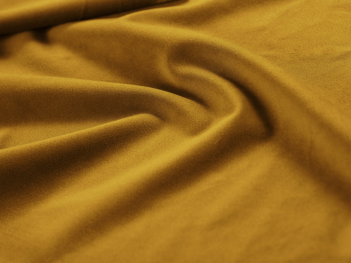 Beige Ecksofa Kaelle von Micadoni mit Chenille-Bezug, schwarzen Kunststoffbeinen und sichtbarem Bettkasten, rechts ausgerichtetes Bettsofa im Wohnraum.