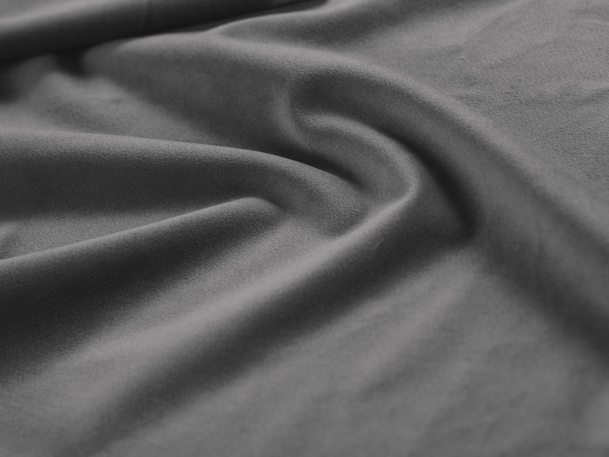 Beige Ecksofa Kaelle von Micadoni mit Chenille-Bezug, schwarzen Kunststoffbeinen und sichtbarem Bettkasten, rechts ausgerichtetes Bettsofa im Wohnraum.