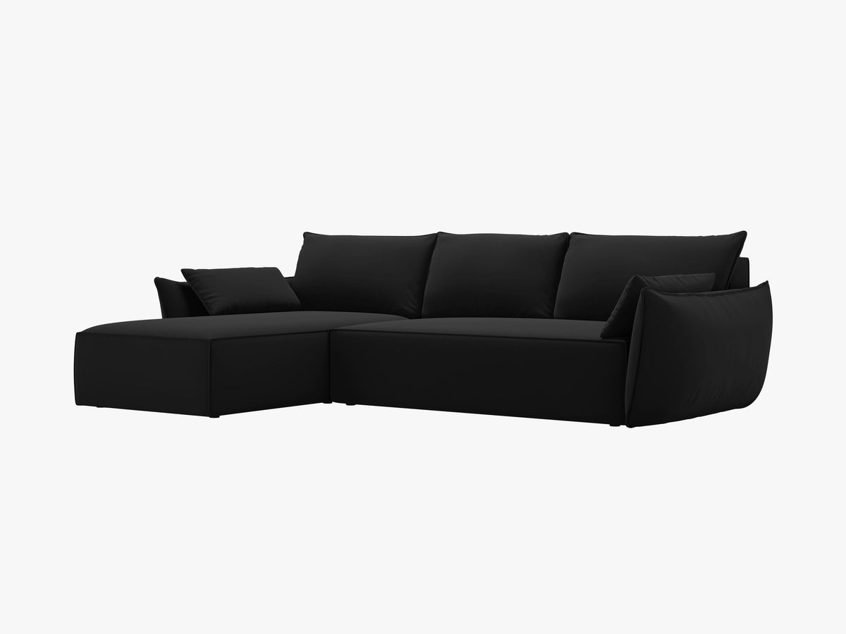 Beige Ecksofa Kaelle von Micadoni mit Chenille-Bezug, schwarzen Kunststoffbeinen und sichtbarem Bettkasten, rechts ausgerichtetes Bettsofa im Wohnraum.