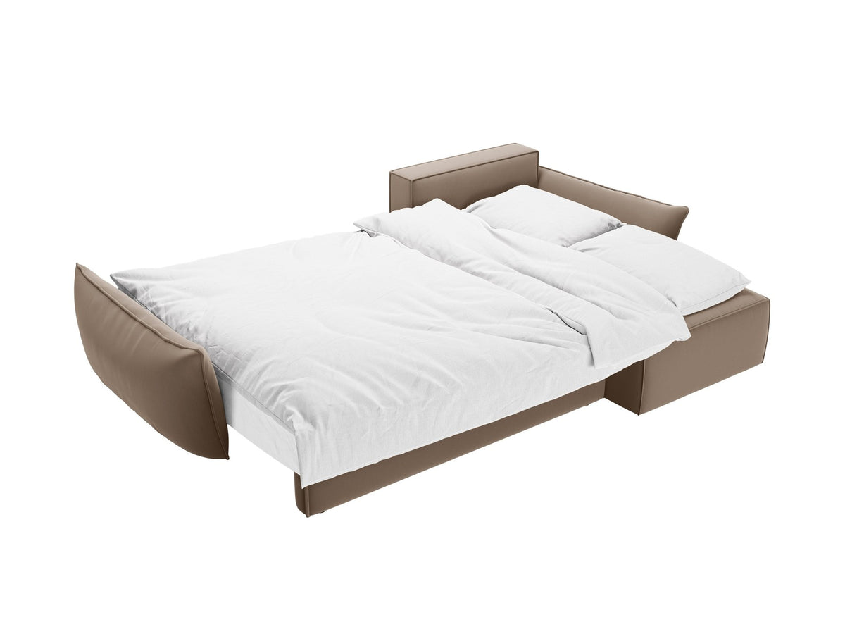 Beige Ecksofa Kaelle von Micadoni mit Chenille-Bezug, schwarzen Kunststoffbeinen und sichtbarem Bettkasten, rechts ausgerichtetes Bettsofa im Wohnraum.