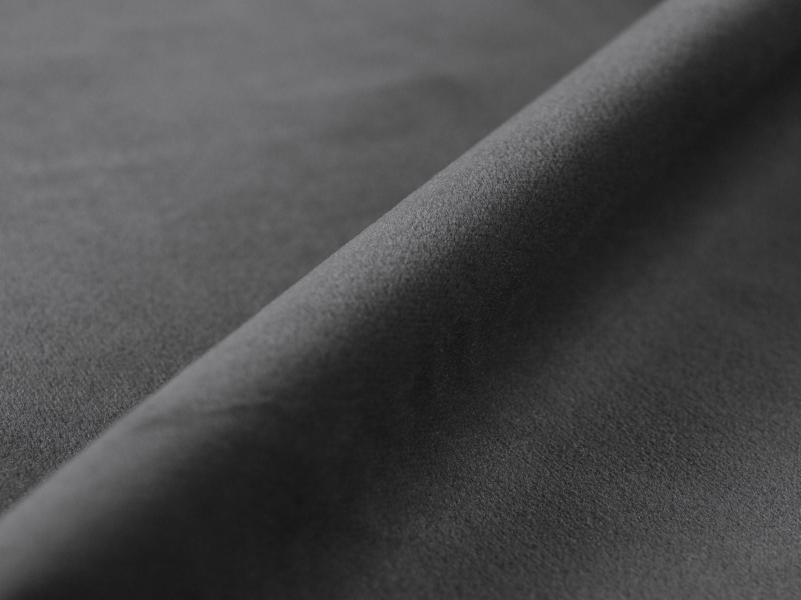 Elegantes 3-Sitzer Ecksofa Victor in Grau, ideal für kleine Räume, bietet eine praktische Schlaffunktion und zusätzlichen Stauraum für Utensilien.