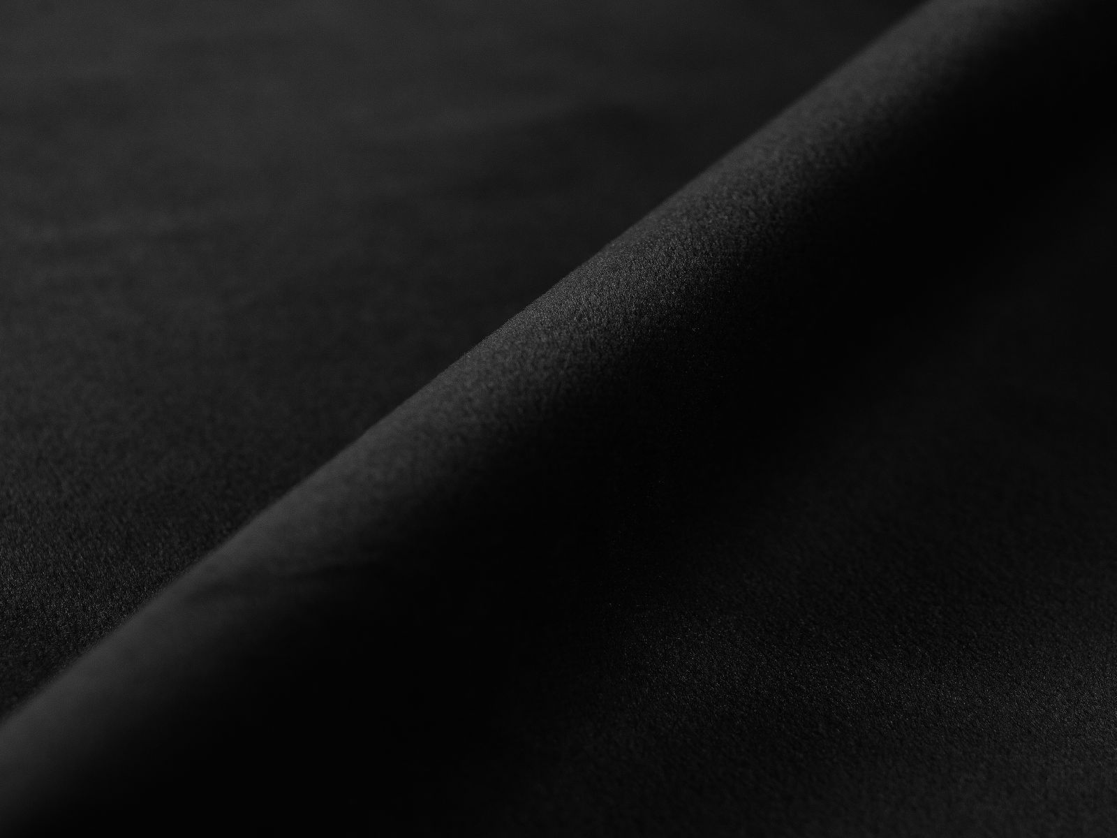 Elegantes 3-Sitzer Ecksofa Victor in Schwarz, ideal für entspannte Stunden, bietet eine nützliche Schlaffunktion und zusätzlichen Stauraum.
