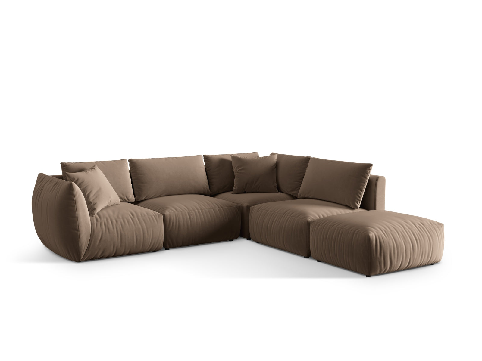 Modulares Chris Velour Ecksofa in sanftem Braun, bietet Platz für vier Personen und vereint Komfort mit modernem Design.