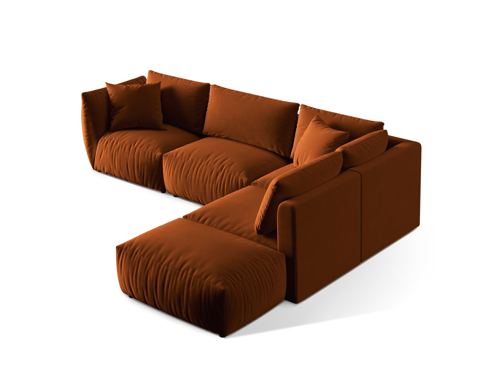 Elegantes Chris Velour Ecksofa in Terracotta, ideal für vier Personen, kombiniert stilvolles Design mit hohem Sitzkomfort.
