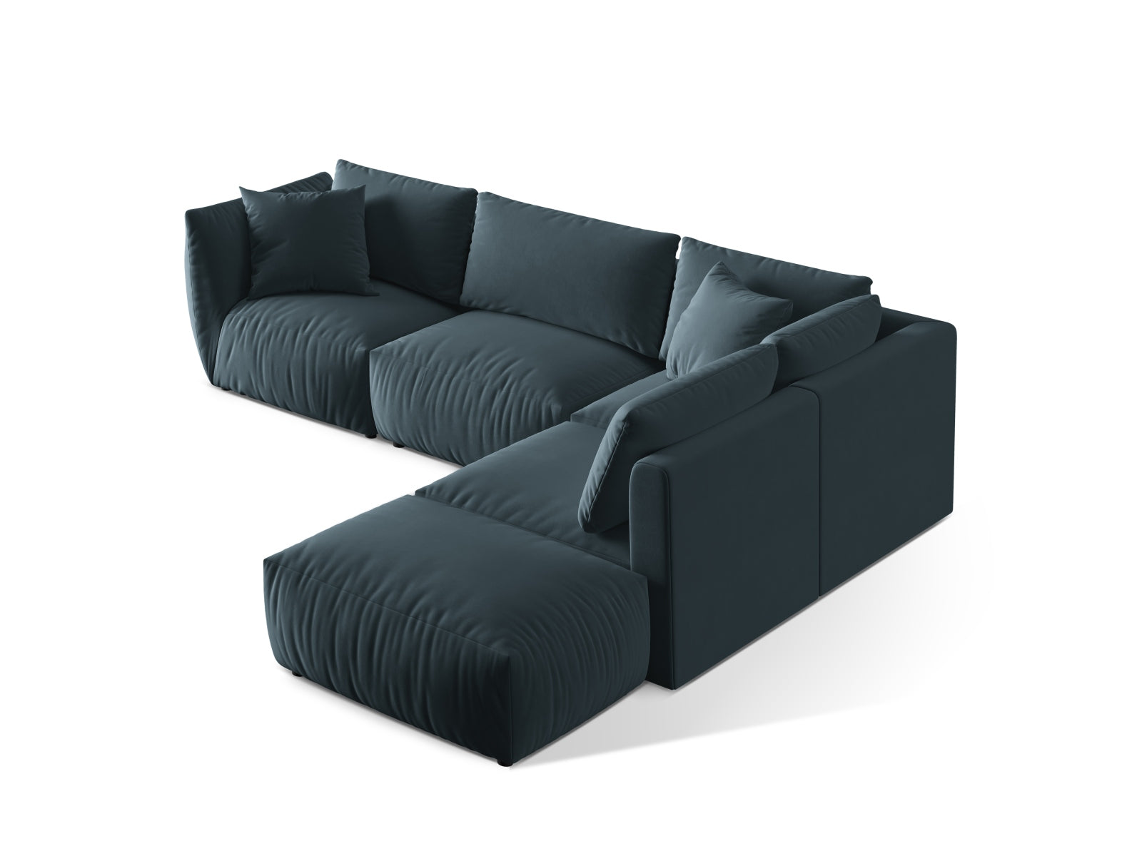 Elegantes Chris Velour Ecksofa in zartem Pastellblau, perfekt für entspannte Stunden und gesellige Zusammenkünfte im Wohnzimmer.