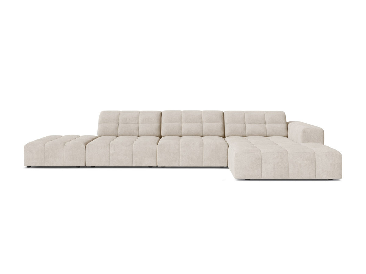 Jennifer Linkes Ecksofa von Micadoni in Leichtem Beige, L-Form, Bluvel-Stoffbezug, schwarze Kunststoffbeine, grosse Sitzfläche im Wohnraum.