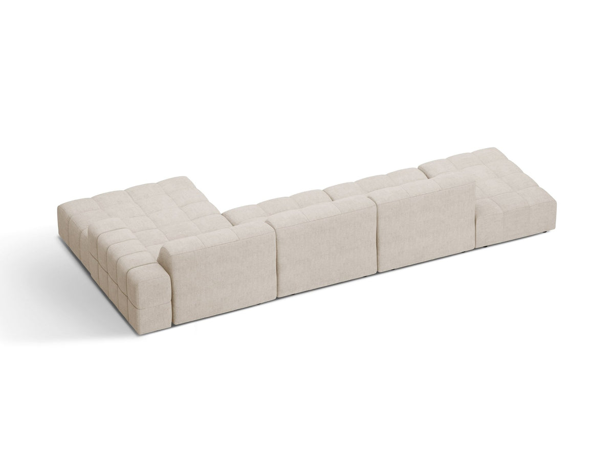 Jennifer Linkes Ecksofa von Micadoni in Leichtem Beige, L-Form, Bluvel-Stoffbezug, schwarze Kunststoffbeine, grosse Sitzfläche im Wohnraum.