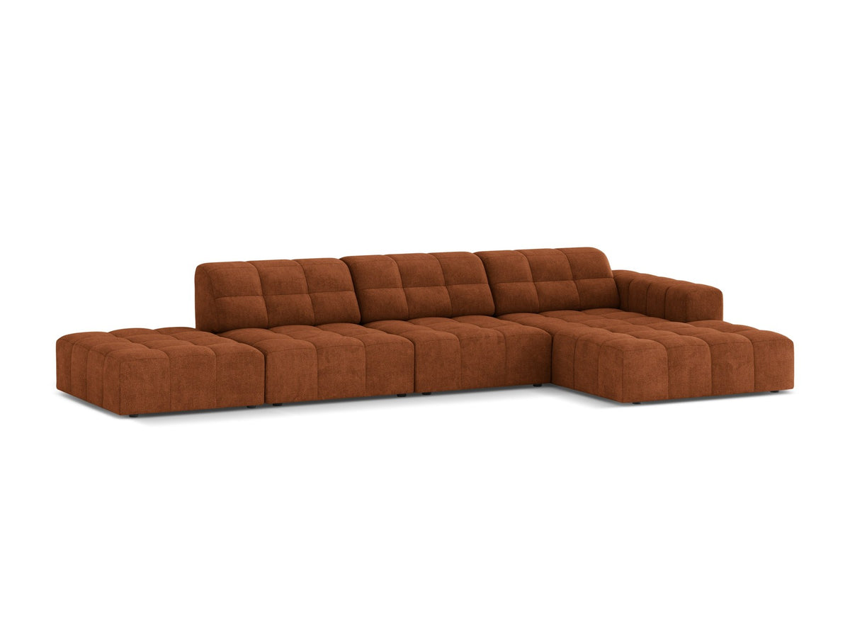 Jennifer Linkes Ecksofa von Micadoni in Leichtem Beige, L-Form, Bluvel-Stoffbezug, schwarze Kunststoffbeine, grosse Sitzfläche im Wohnraum.
