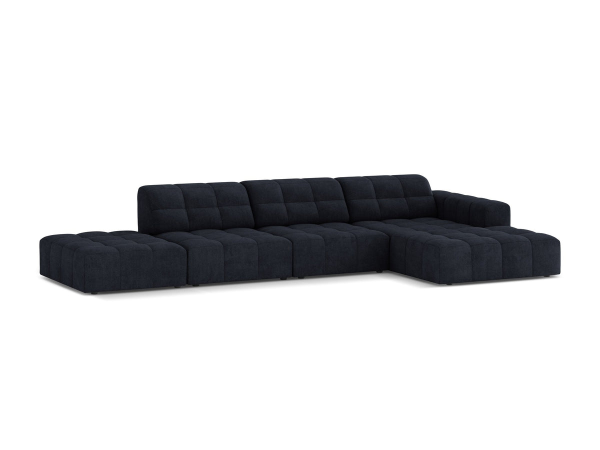 Jennifer Linkes Ecksofa von Micadoni in Leichtem Beige, L-Form, Bluvel-Stoffbezug, schwarze Kunststoffbeine, grosse Sitzfläche im Wohnraum.